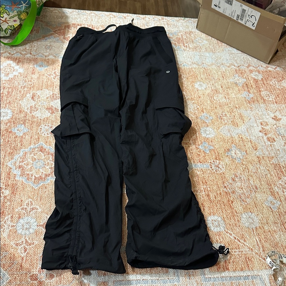 Lululemon Dance Studio Relaxed-Fit Mid-Rise Cargo Pant
Black W5GILS like new Med - Picture 4 of 8